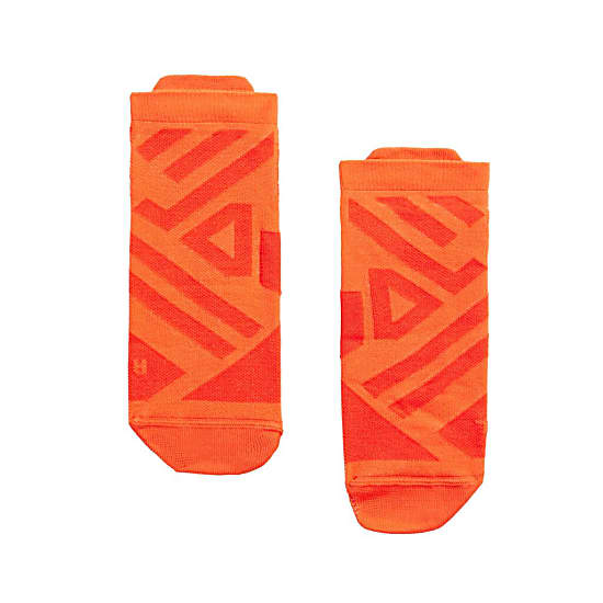 On Running M PERFORMANCE LOW SOCK, Flame - Spice